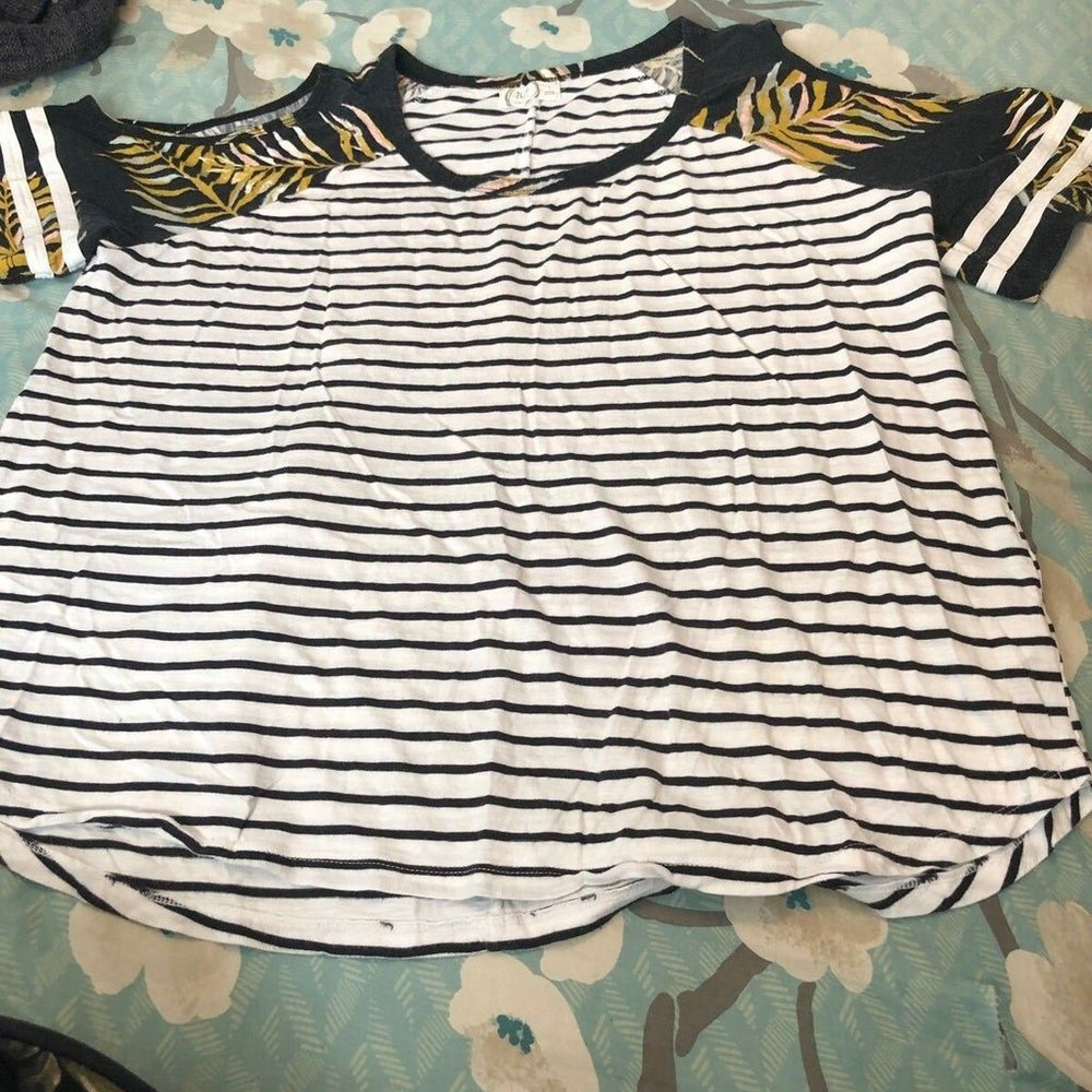 Maurice’s 24/7 size 1 striped cold shoulder top